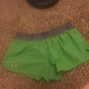 Under Armour Semi-Fitted Shorts Size Medium